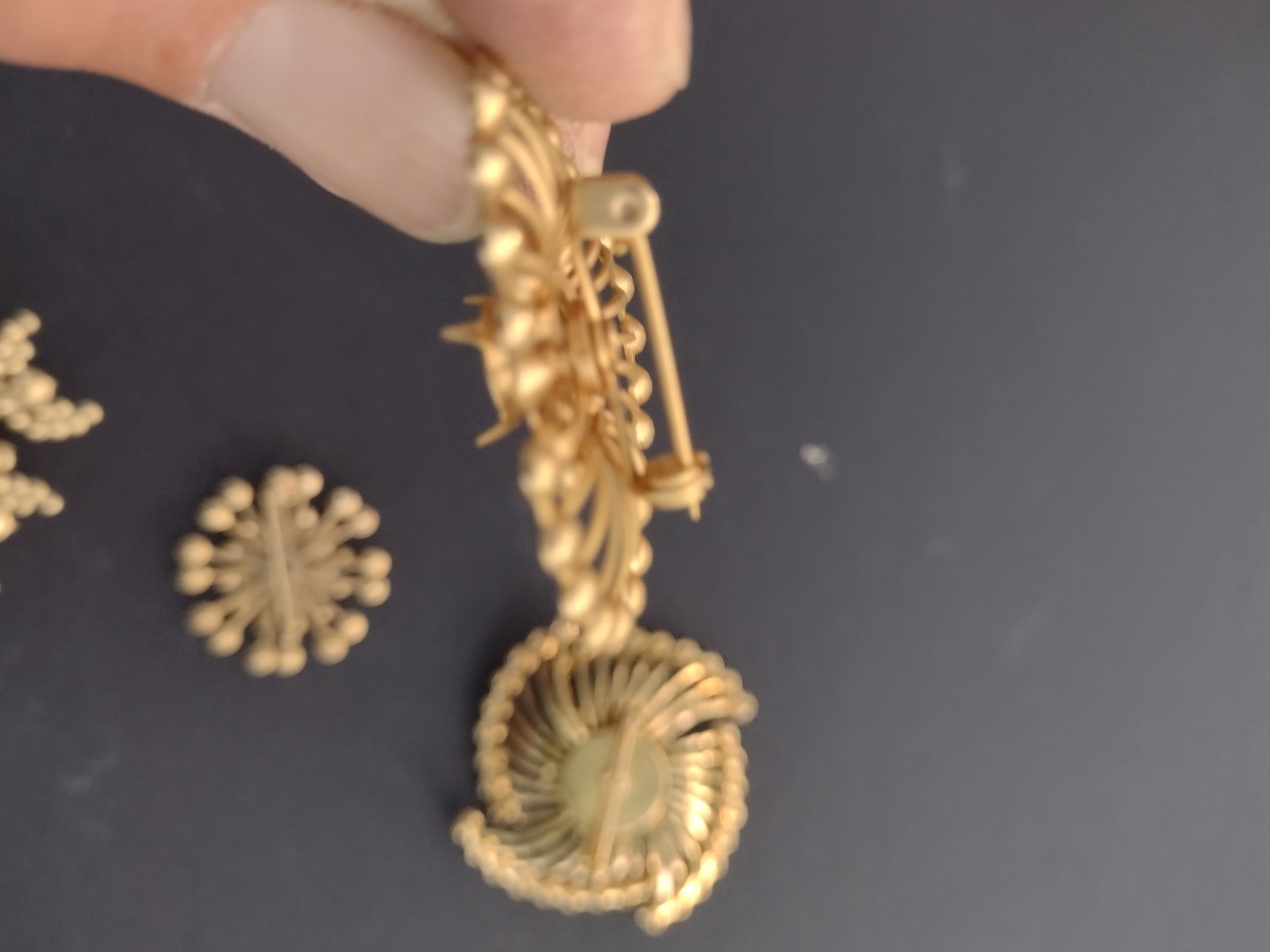 Vintage Brooches Set of 4 Gold Toned Women’s Costume Jewelry Lot