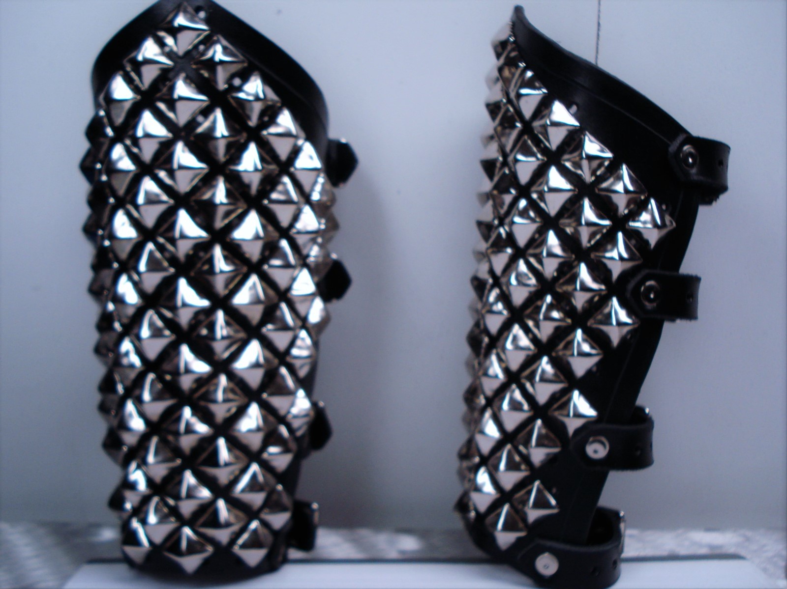 UNISEX STUDDED LEATHER GAUNTLETS.THRASH METAL… (MDLUG0146)…..VOIVOD’S