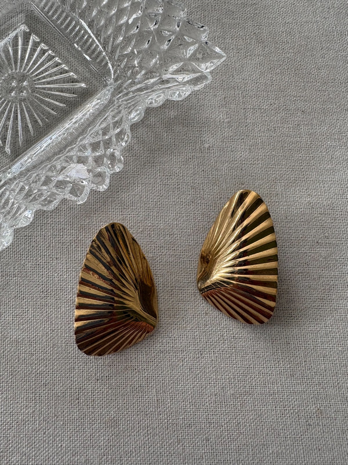 4pc Vintage Gold Tone Coastal Earring Set with Vintage Porcelain Jewelry Tray