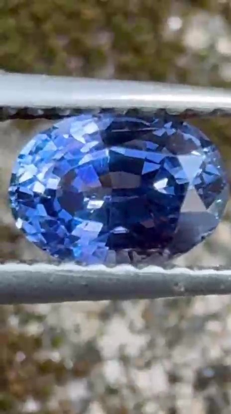 Natural Unheated Ceylon blue sapphire 1.04 ct Oval Sri Lanka Well Cut
