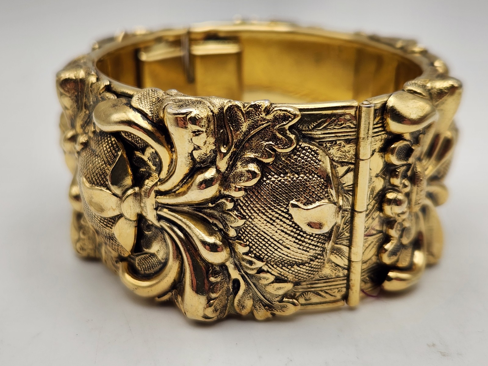 Whiting & Davis Signed Vintage Ornate Bangle Bracelet Hinged Gold Tone Push Lock