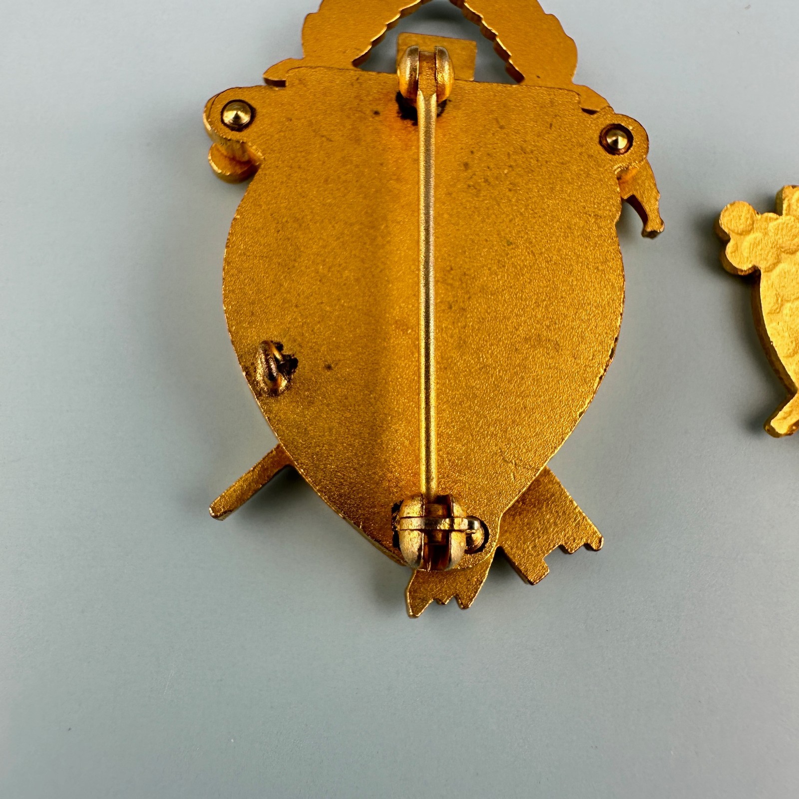 Vintage Coat of Arms Pin Lot Gold Tone Facital Scientia Auctus Opera Pulchritudo