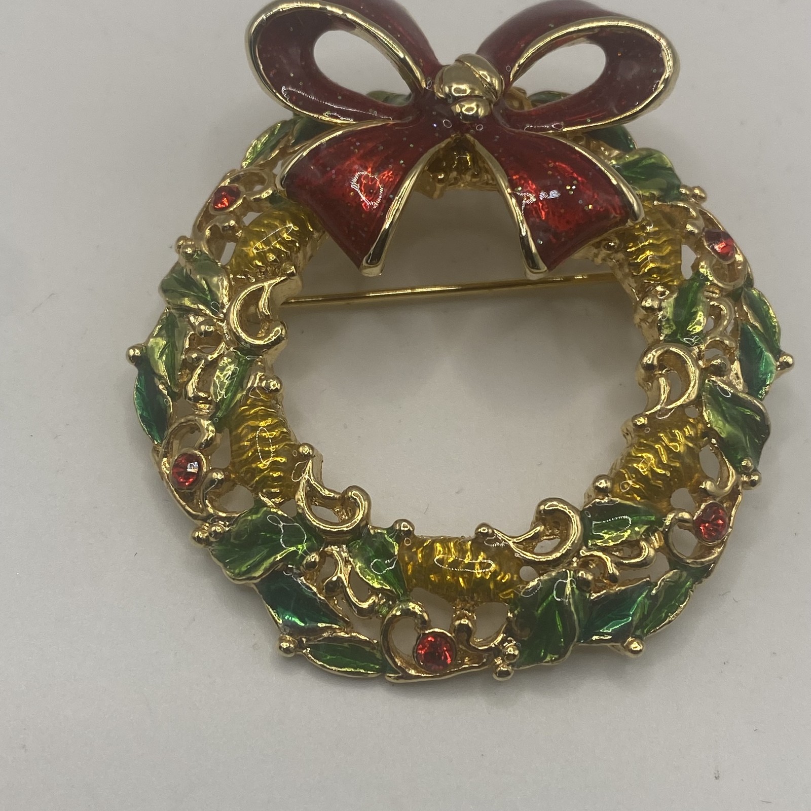 Gerry’s Christmas Wreath Brooch Pin Green Enamel Rhinestone Gold Tone 1.75 In