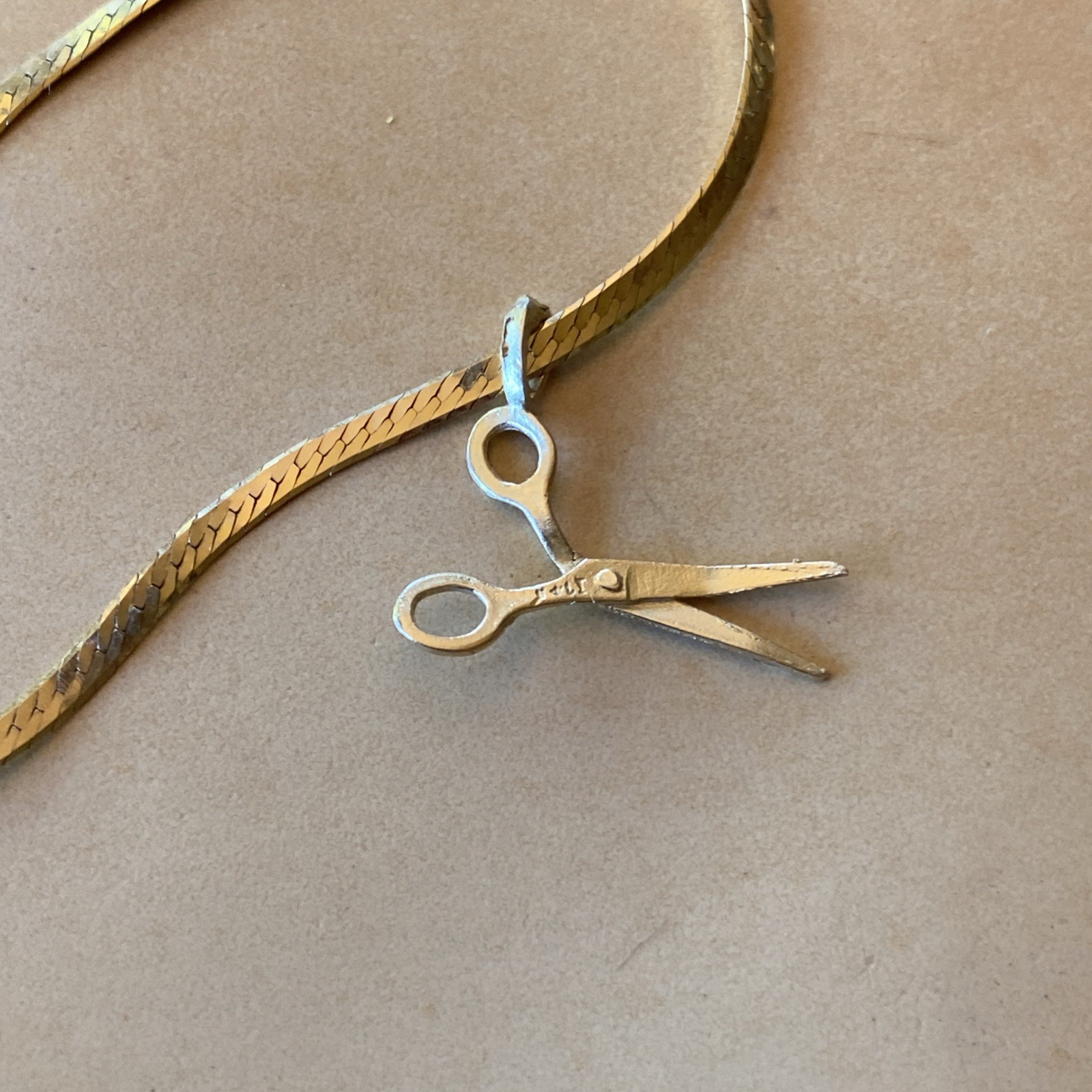 E 14K Flat Herringbone Snake Chain Gold Necklace 15″ Charm Scissors 3.3 Grams