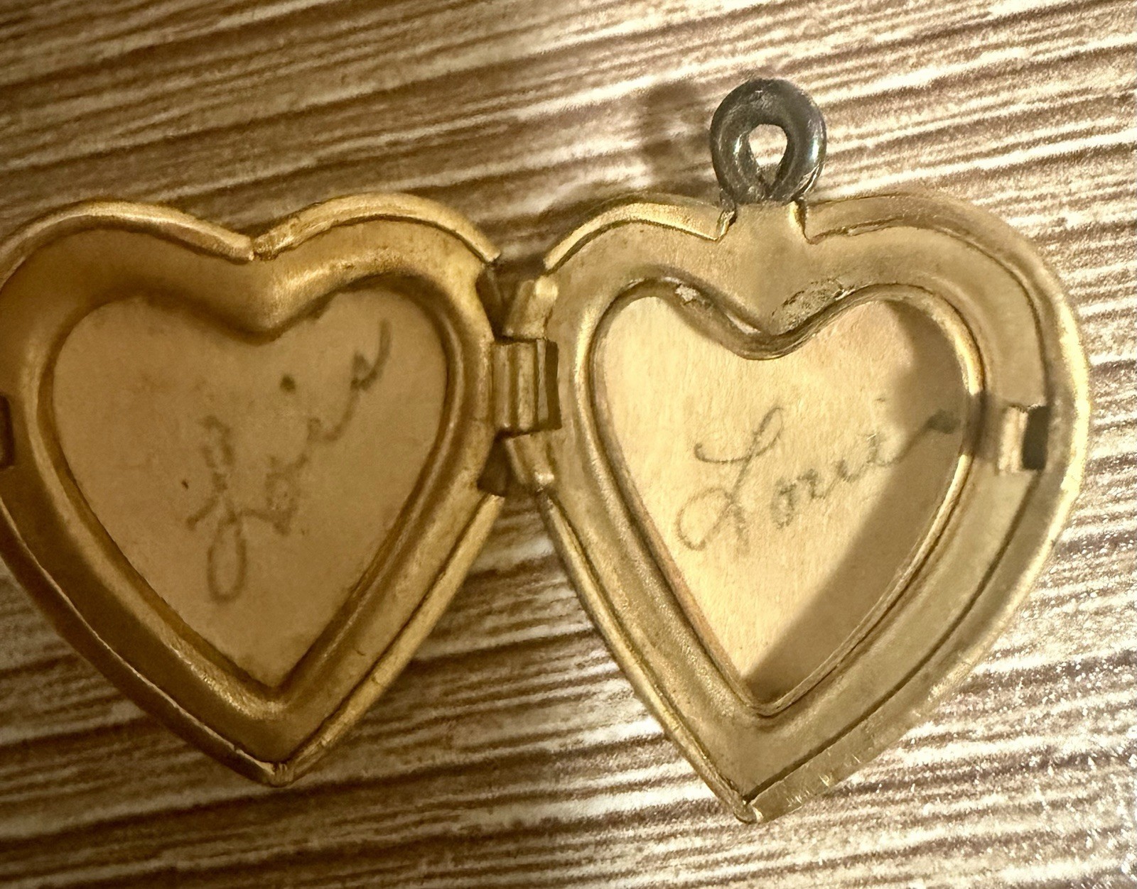 (Vintage)Heart-Shaped Hinged Photo Locket Pendant Gold Tone Metal