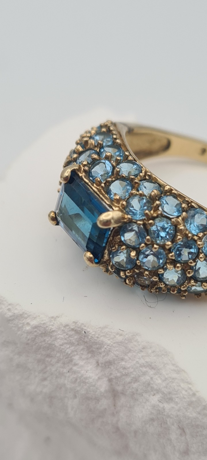 Elegant 375 Yellow Gold Blue Topaz Trim Ring