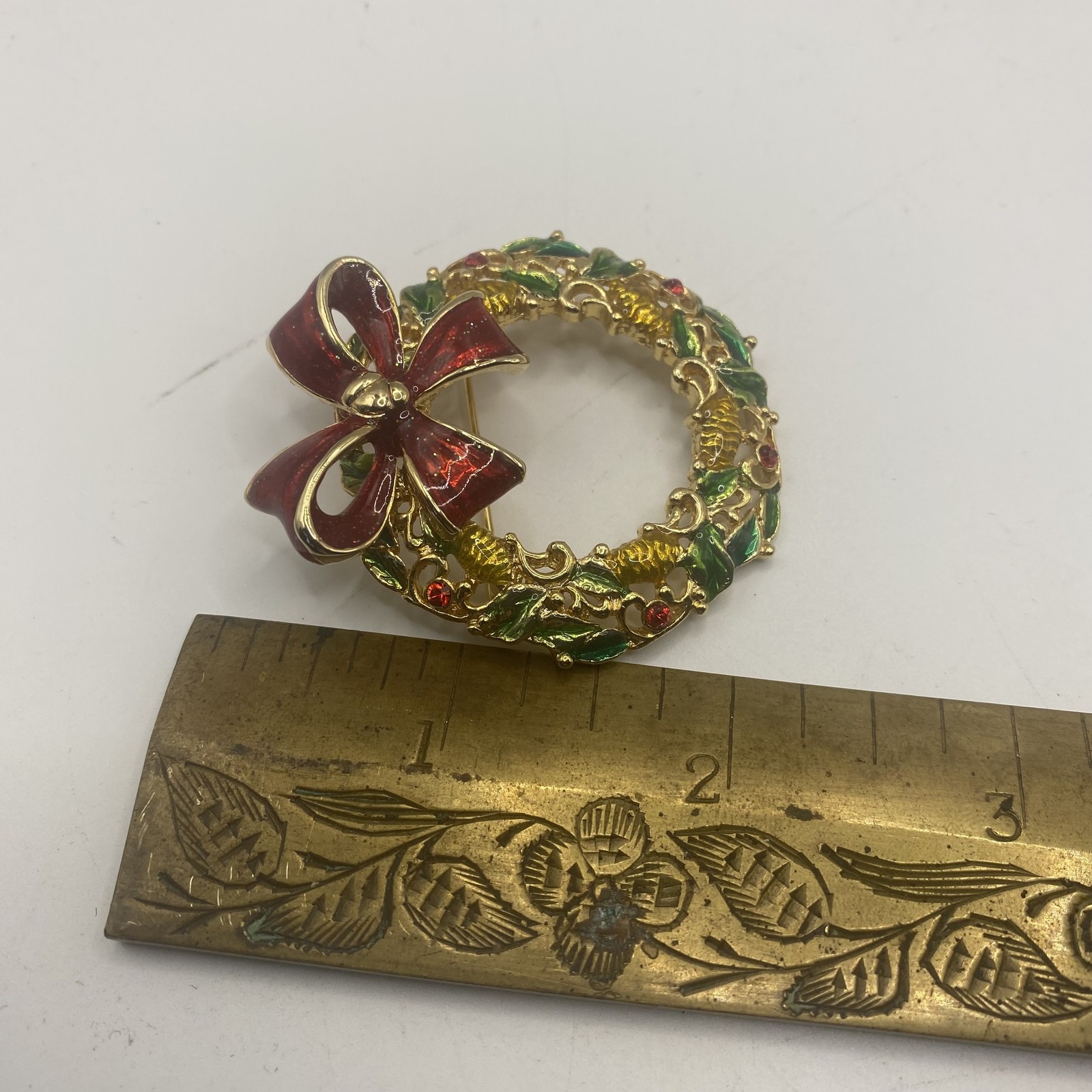 Gerry’s Christmas Wreath Brooch Pin Green Enamel Rhinestone Gold Tone 1.75 In