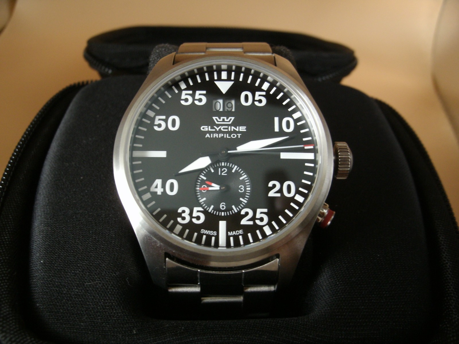 Glycine AirPilot Dual time watch, working and keeping time.