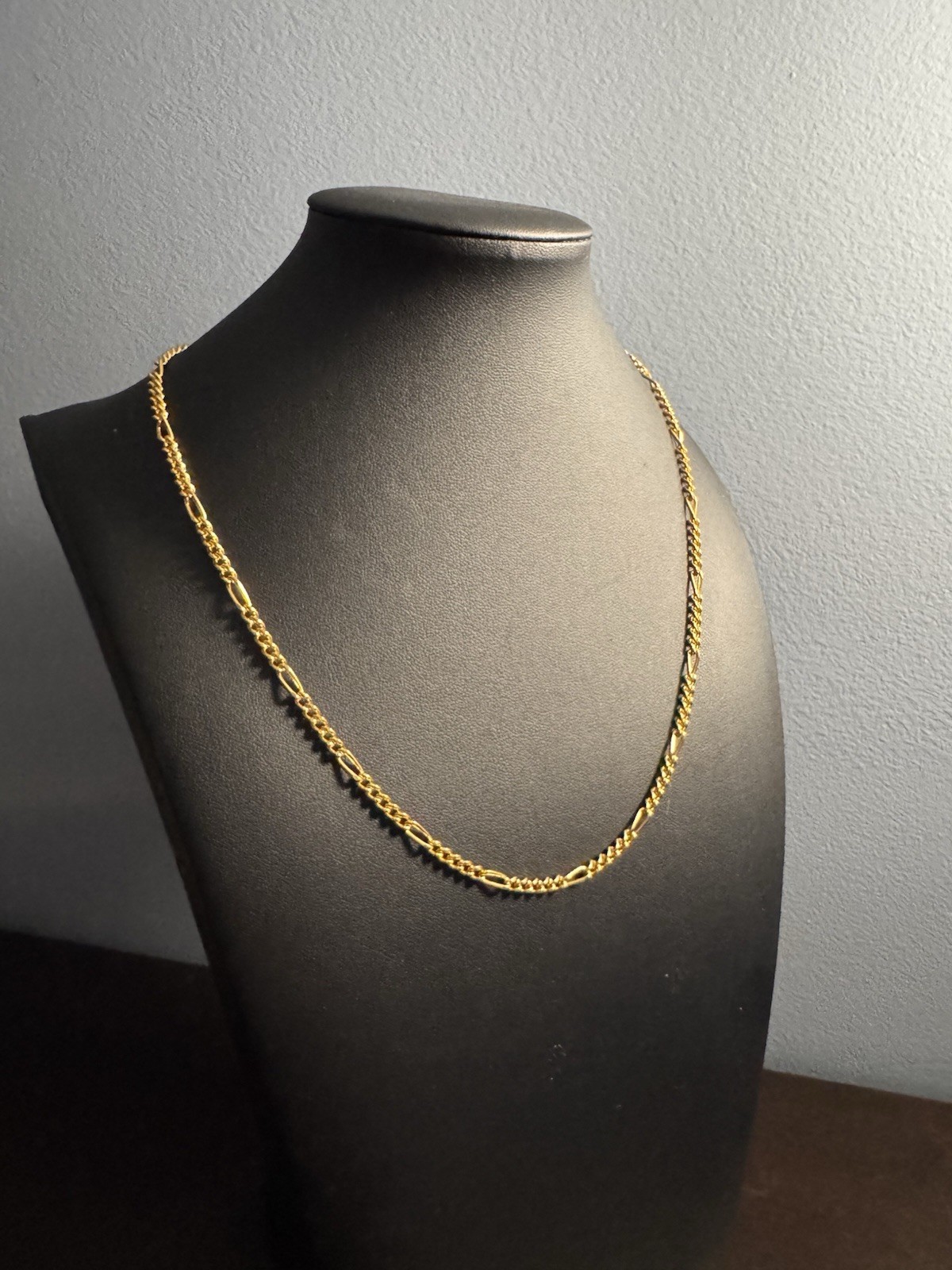 14K Gold-Plated Figaro Chain Necklace Classic Flat Link Unisex Style 20″