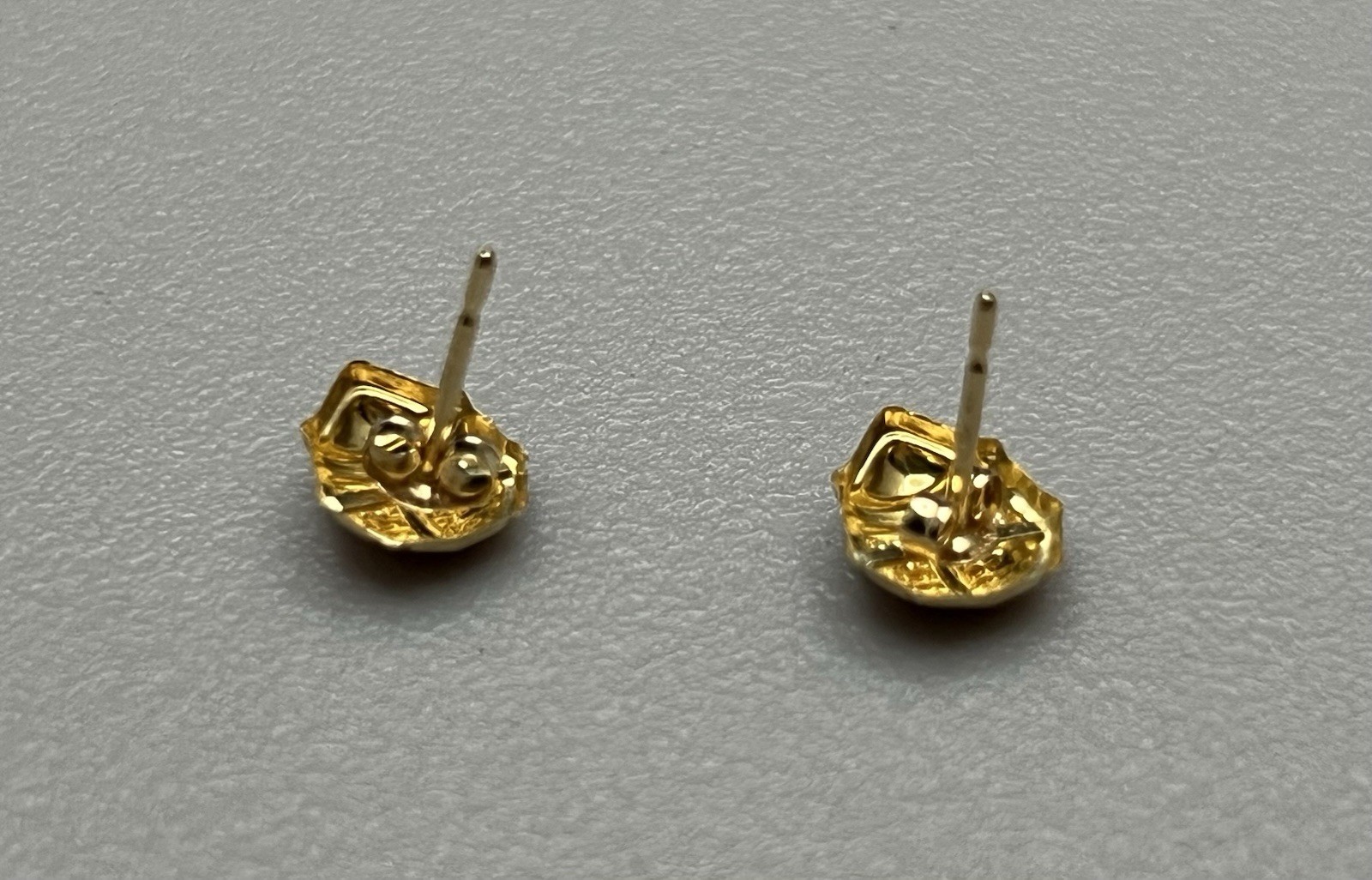 Beautiful Fine .585 14K Yellow Gold Enamel Estate Dainty Lady Bug Stud Earrings