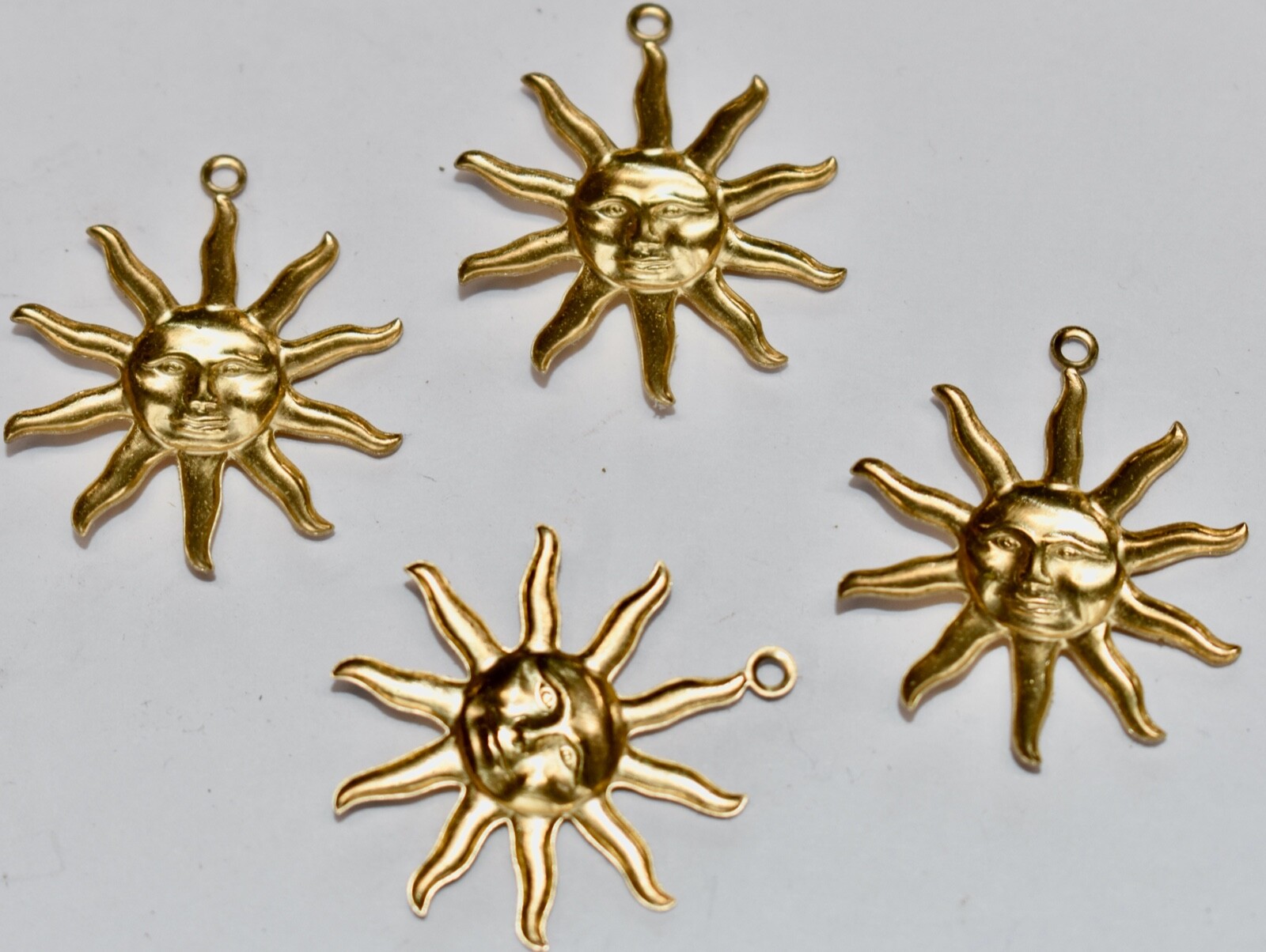 4 RAW BRASS PENDANTS STAMPINGS BEADS CHARMS * SUN FACE STAMPINGS 26mm 1 INCH