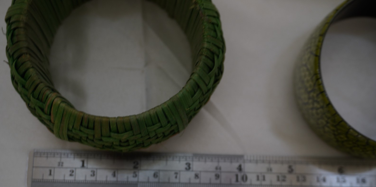 VTG Boho Lime Green Bangle Set – Woven Raffia Straw & Crackle Texture Cuff 2pc