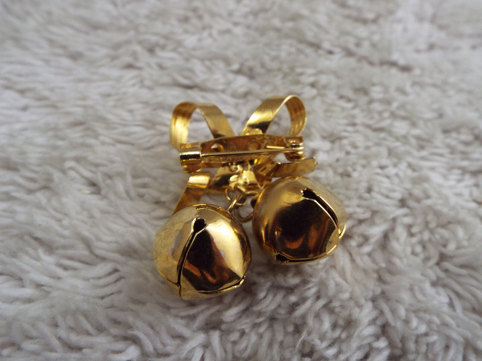 Goldtone Jingling Bells Christmas Pin (A29)