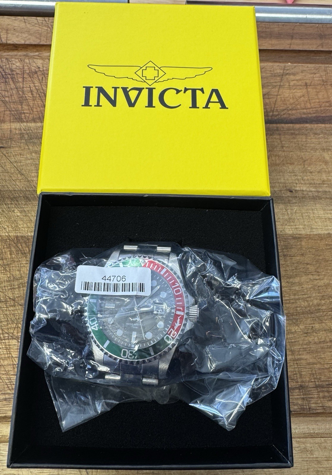 44706 – Invicta Pro Diver Men’s Watch – 43mm, Red And Green Christmas Bezel.
