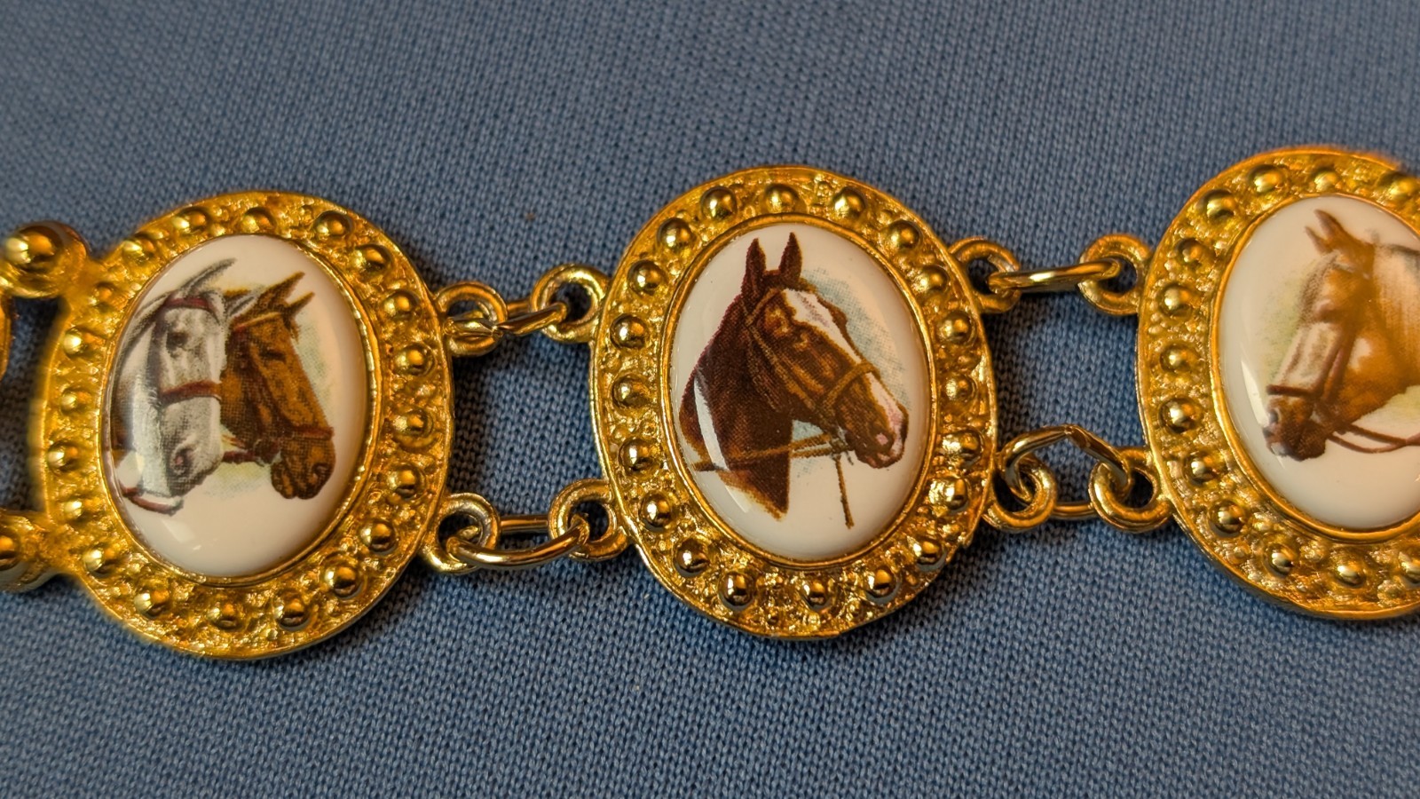 Vtg porcelain horsehead portrait fashion jewelry bracelet, gold metal setting