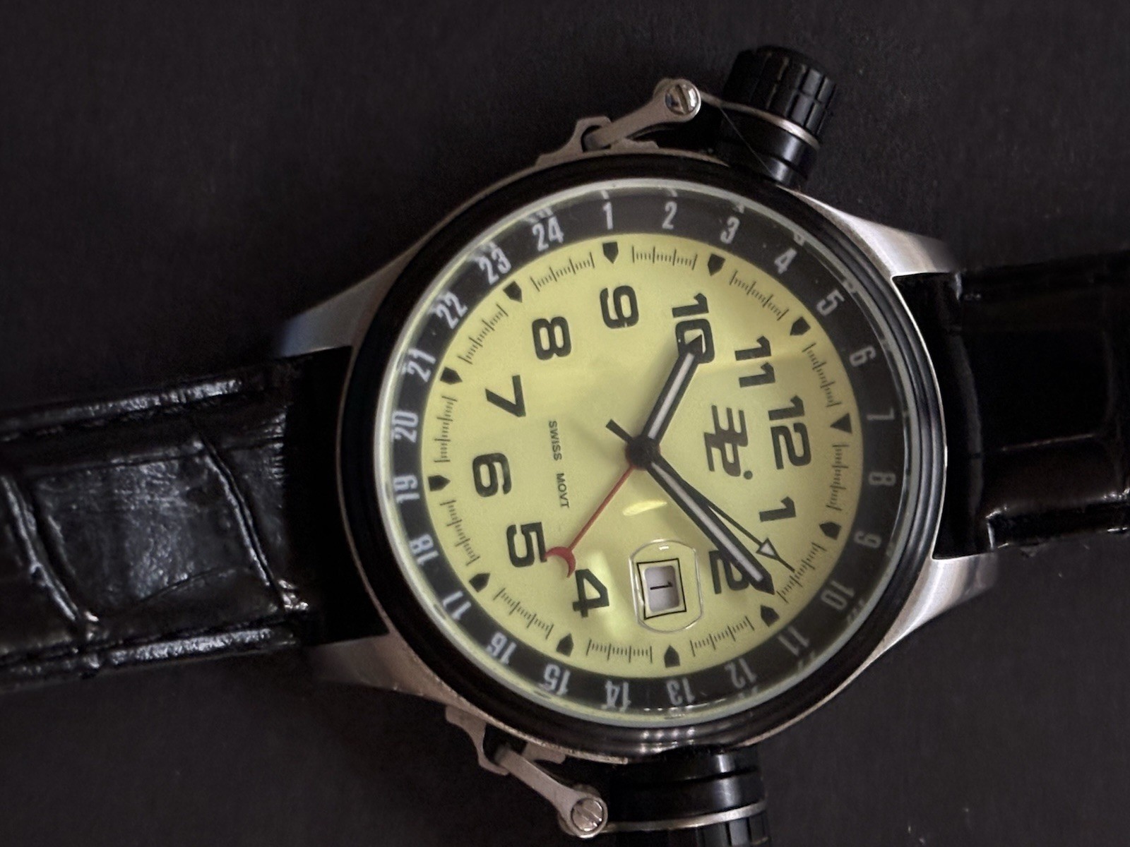 32 Degrees Swiss Valiant Mens Watch Leather Strap / Light Yellow Dial