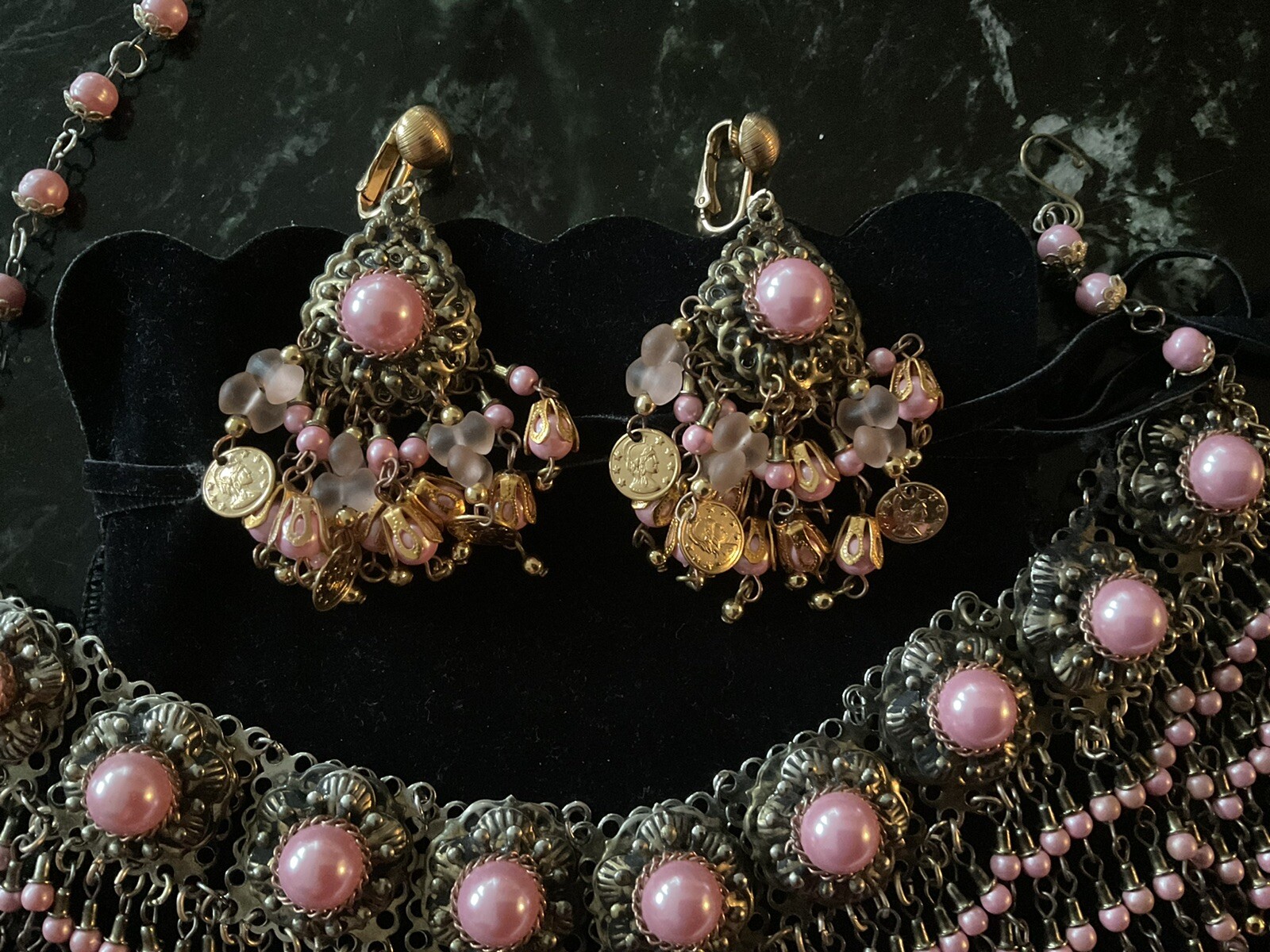 EXTRAVAGANT BEADED CORAL TONED DETAILED FRINGE LADY COLAR/EARRING SET VINTAGE FS