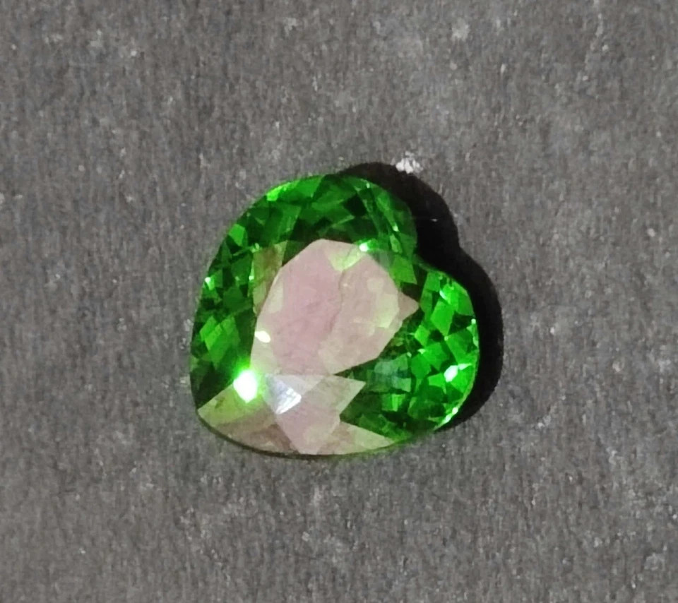25.20Ct Certified Exquisite Ceylon Green Sapphire Heart Shape Loose Gemstone
