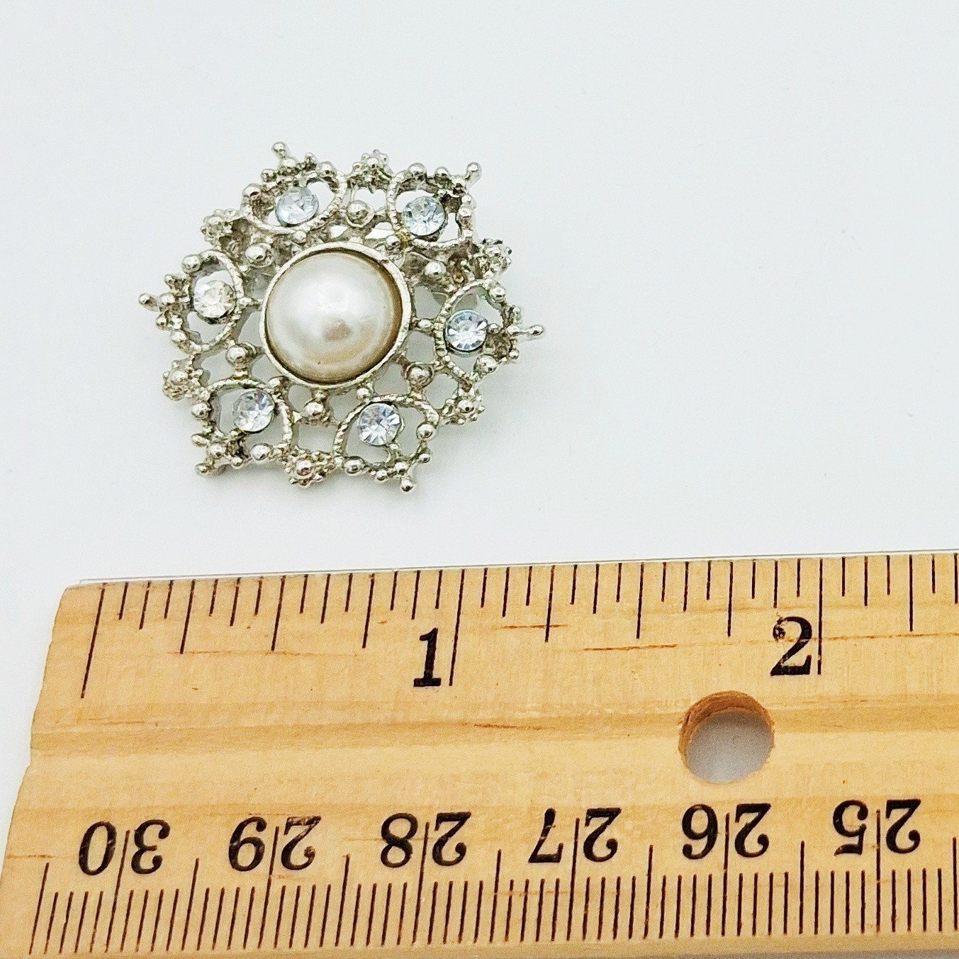 Vtg Silver Tone Scatter Pin Clear Rhinestones & Faux Pearl Center 1″ Brooch VGC