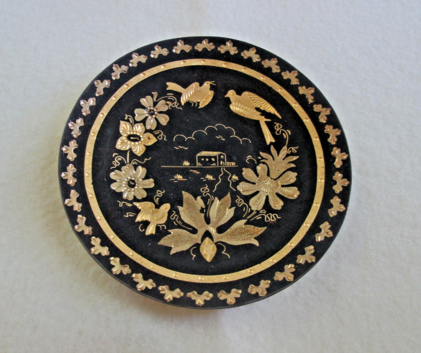 DAMASCENE GOLD BLACK ORNAMENTAL PENDANT ON 20″ Chain & 3-leg Trinket Dish