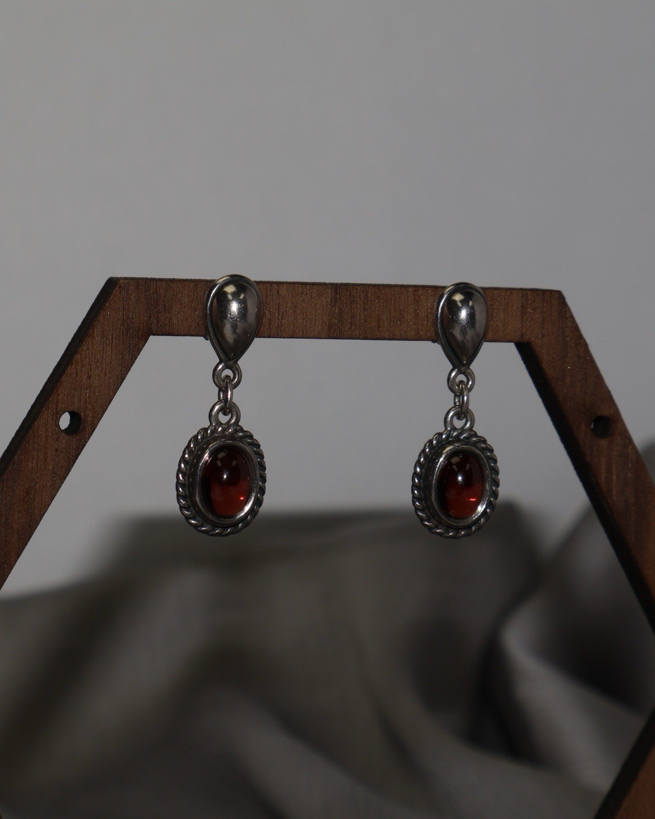 Retired James Avery 925 Garnet Dangle Earrings 4.90G / 1in