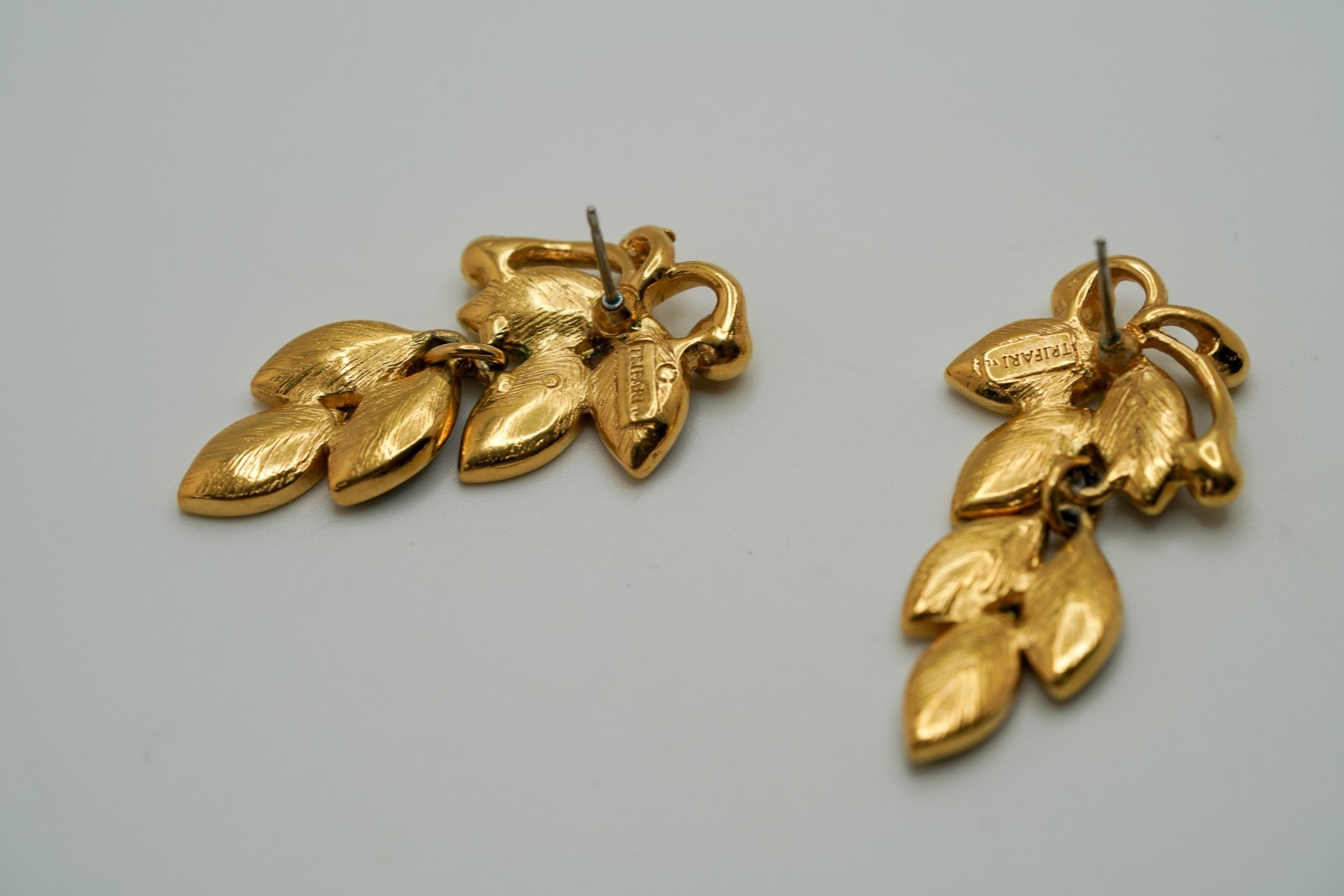 Vintage 4.2cm Trifari Glod Tone Black Enamel Leaf Dangle Earrings JB39