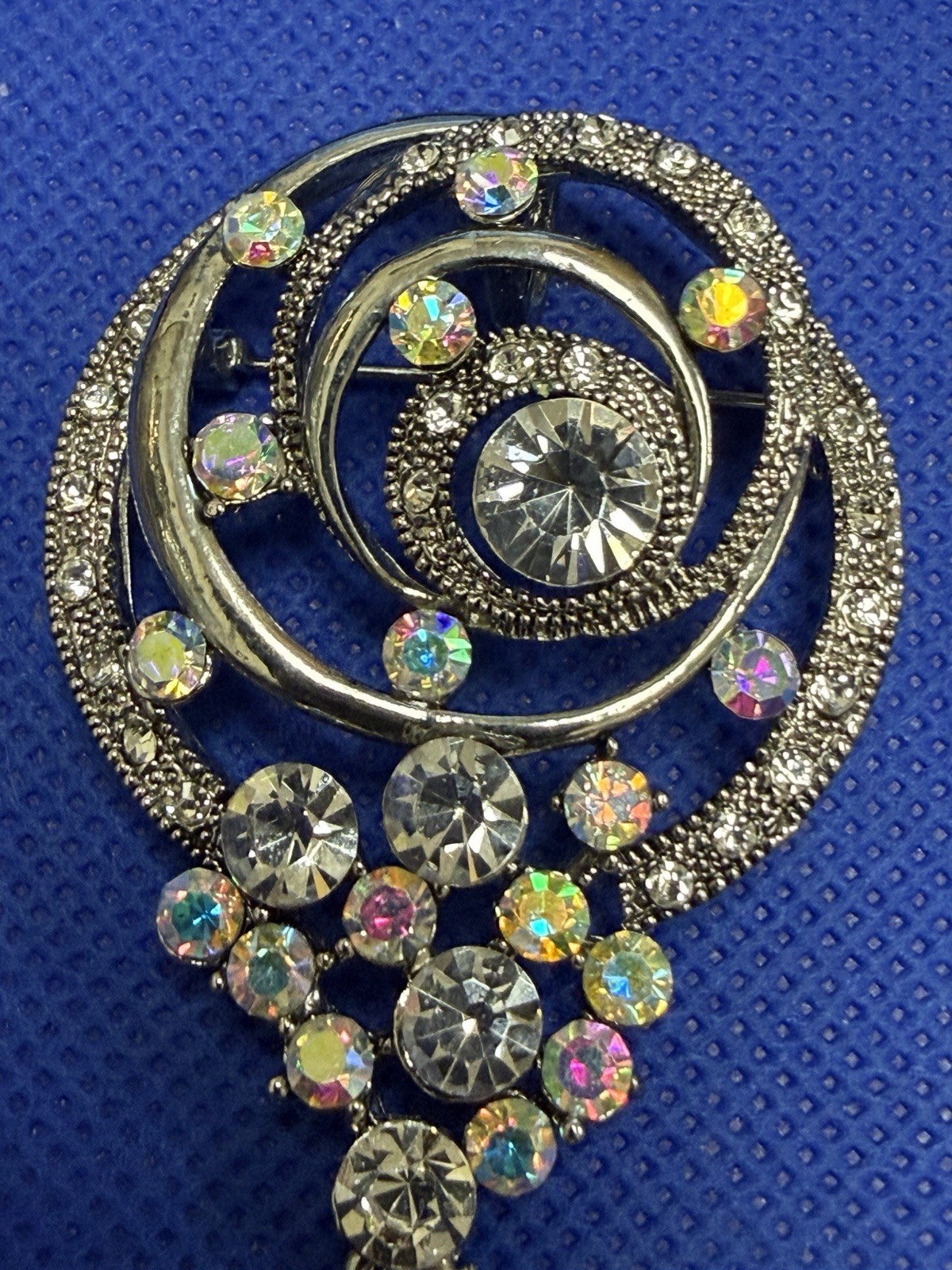 VTG SILVER TONE AB AURORA BOREALIS CLEAR RHINESTONES FAUX PEARL BROOCH PENDANT