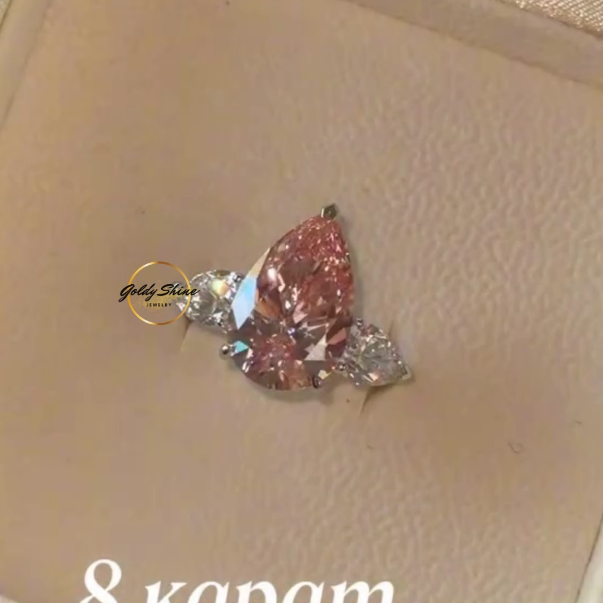 4 CT Fancy Intense Pink Pear Moissanit, Pear Side Stone 3 14K Yellow gold plated