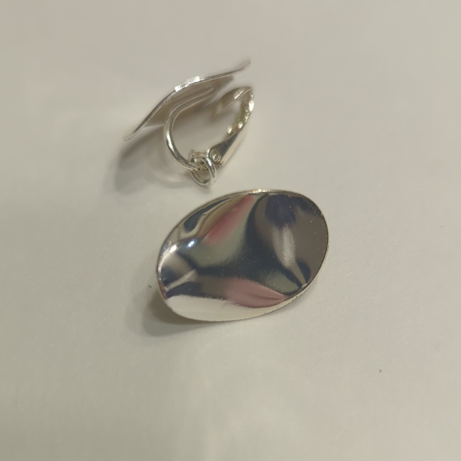 Vintage Sarah Coventry “Silver Liquid Teardrop” Smooth Modernist Clip On Earring