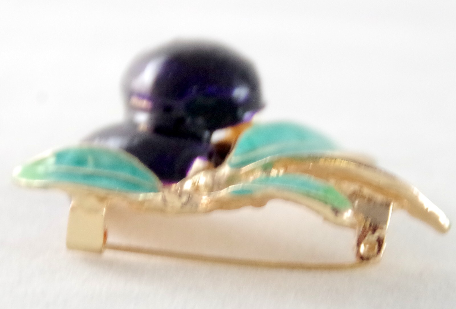 Pretty! 1.75″ NWOT HIGHLY DIMENSIONAL BLACK OLIVE FRUIT ENAMEL & GOLD BROOCH PIN