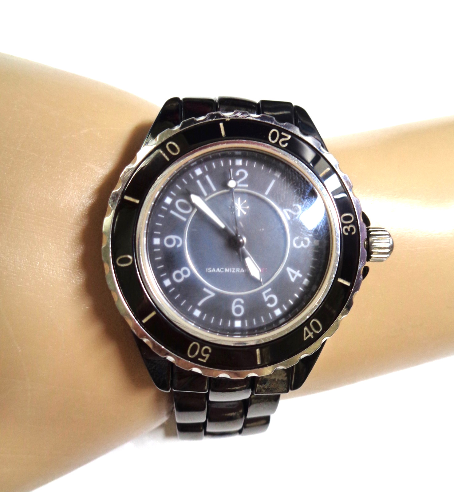 ISAAC MIZRAHI LIVE, Black Ceramic Quartz Fashion Women’s Wristwatch.