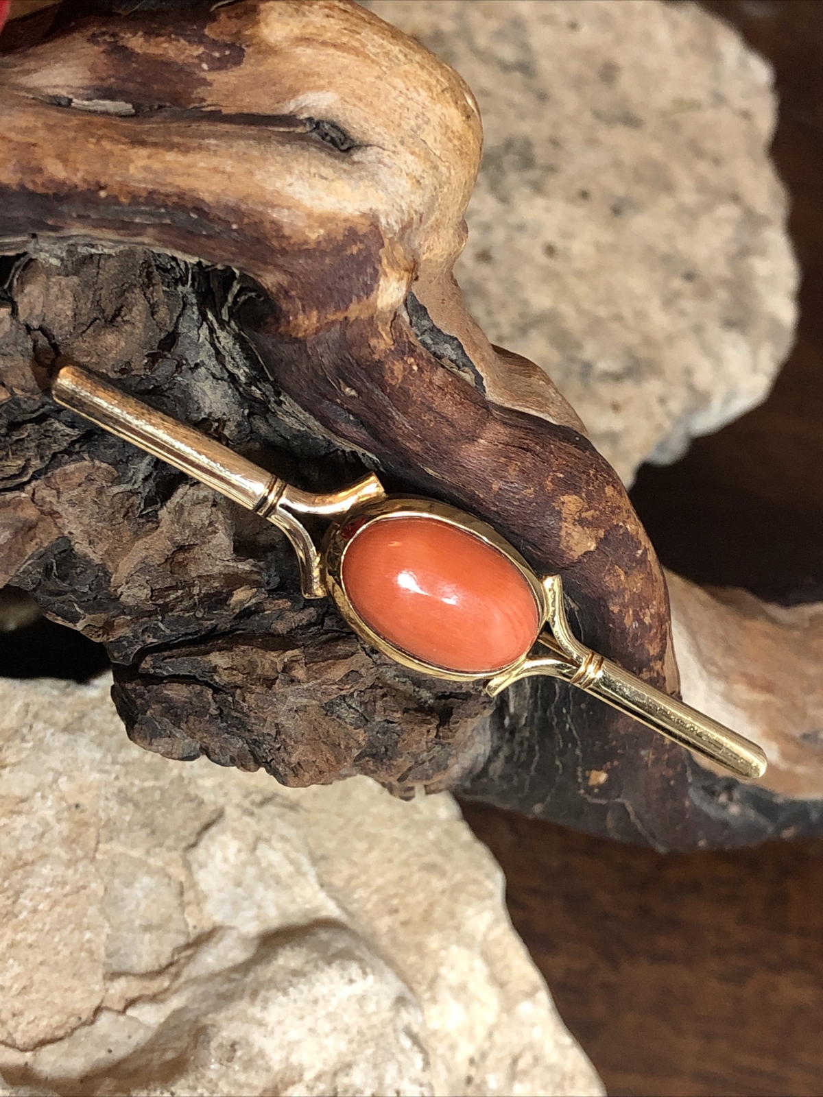 Vintage 750 18K Yellow Gold Salmon Coral Bar Pin Brooch 6g, 2 7/16″