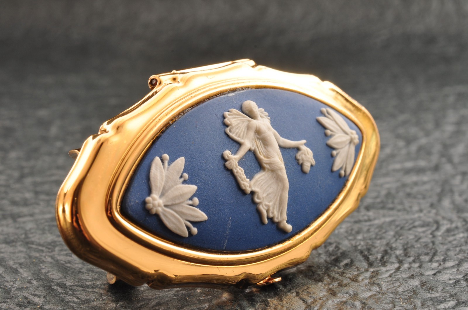 Near mint, England brand “Wedgwood” powder compact and LIP VIEW blue and blue.