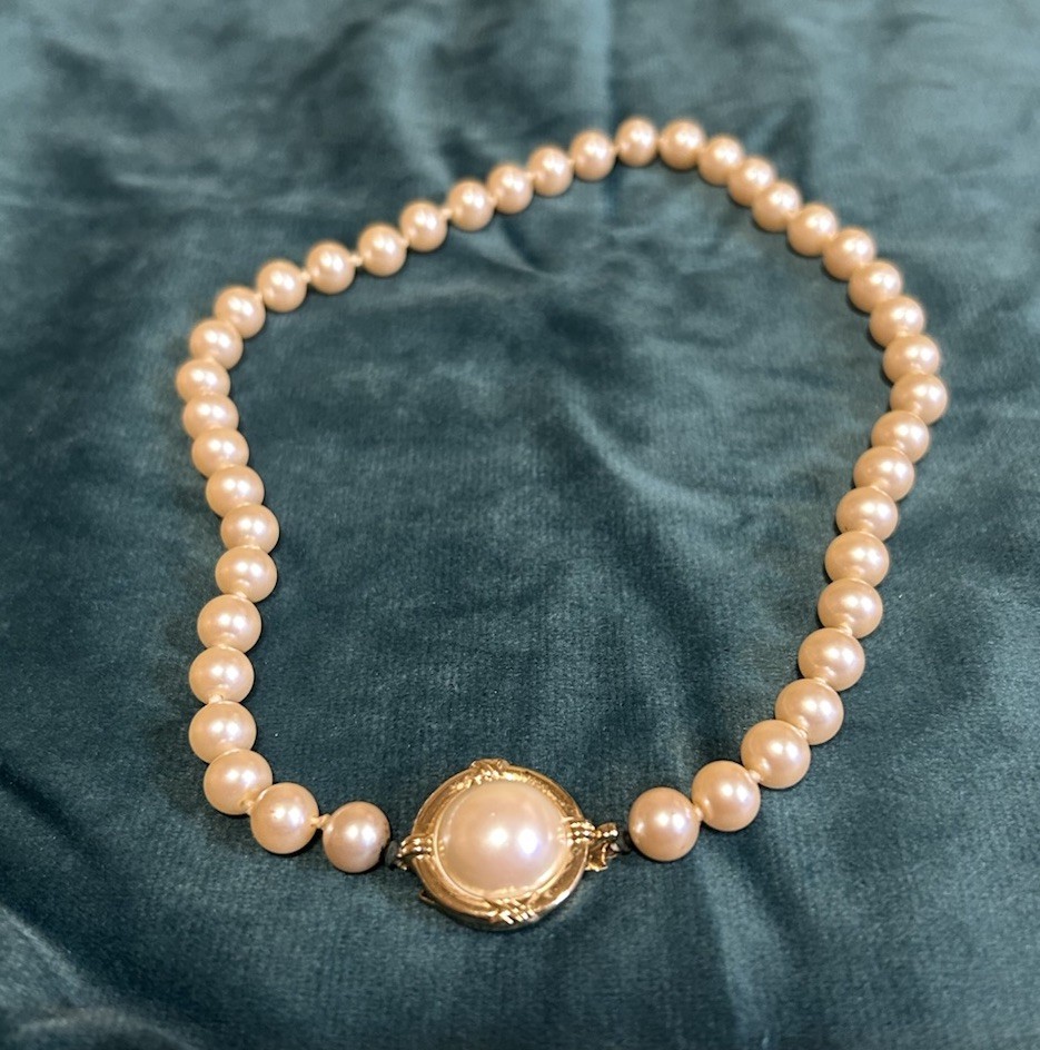 16 Inch Faux Cream/champagne Tone Pearl Necklace With Faux Pearl Latch