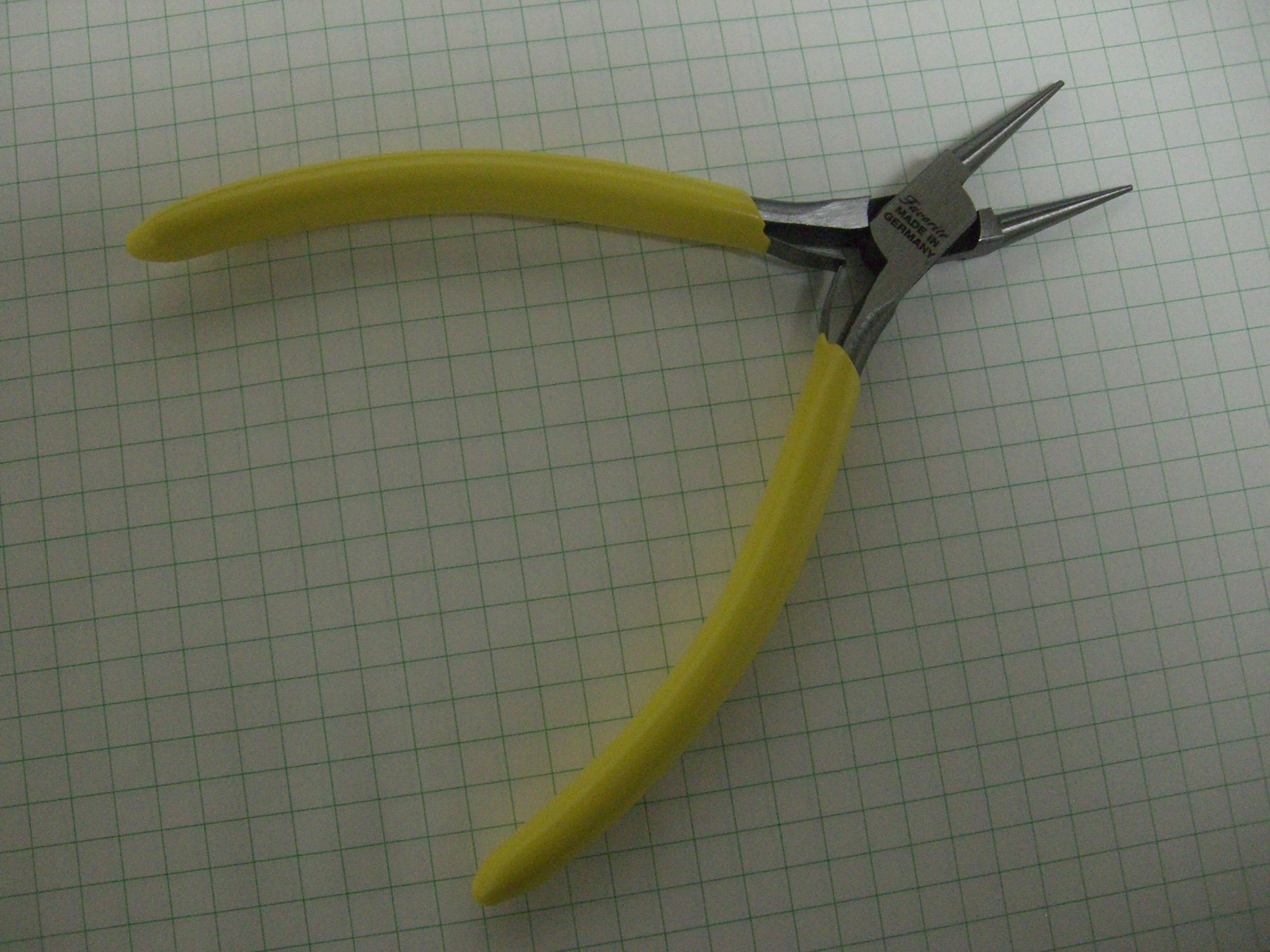 FavoriteUSA MINIATURE ROUND NOSE PLIER SMOOTH JAWS 4-1/2″ BOX JOINT MADE GERMANY