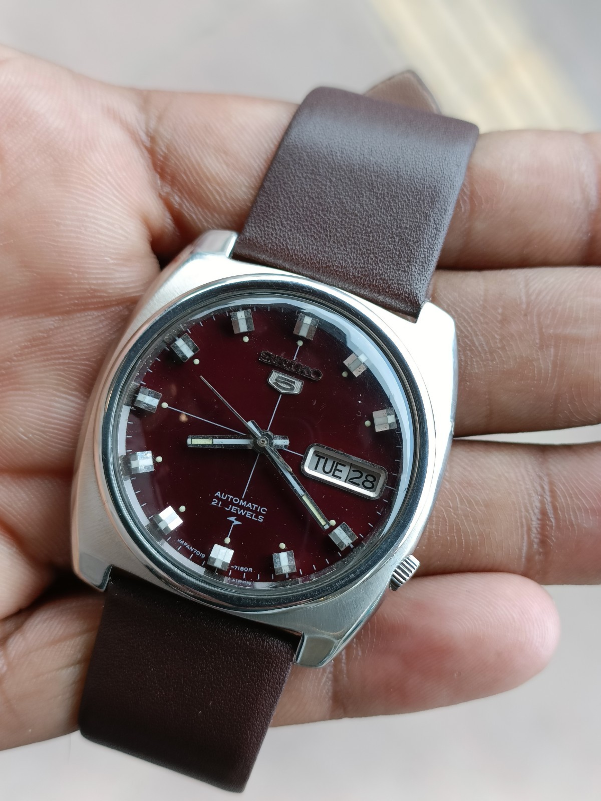 VINTAGE SEIKO 5 AUTOMATIC MAROON RED DIAL 7019-7110 JAPAN MEN WORKING CONDITION