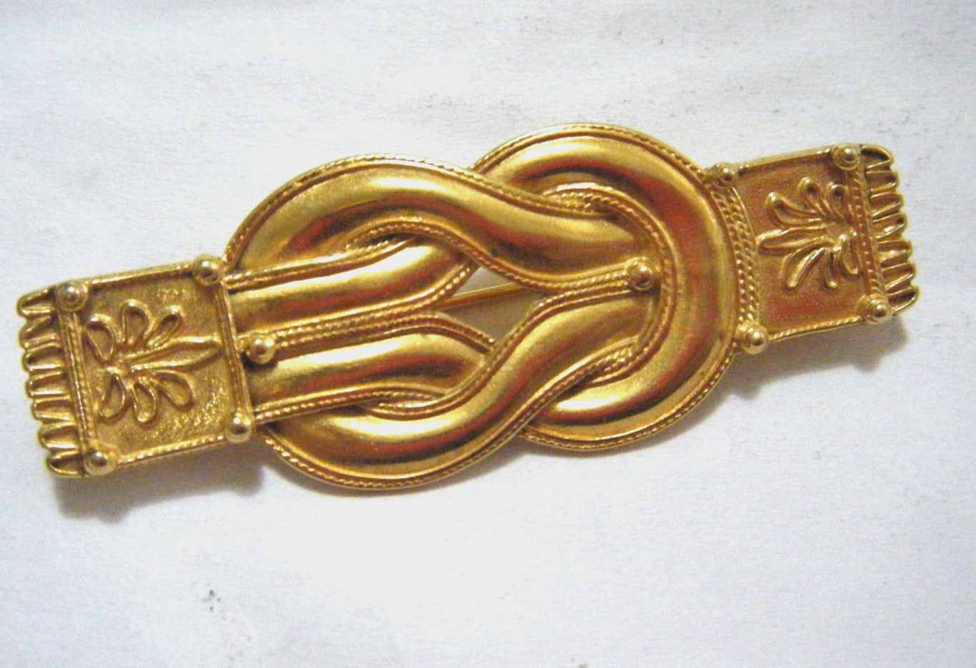 Vintage 1994 MMA Metropolitan Museum Gold Tone Hercules Love Knot Bar Pin Brooch