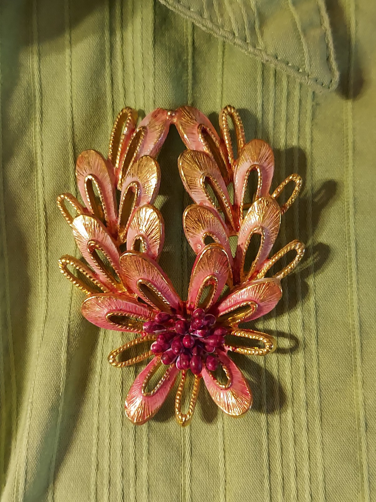 Florenza Brooch Mauve & Pinks Gold Tone Post 1955 Fabulous 2.25″ x 1.5″