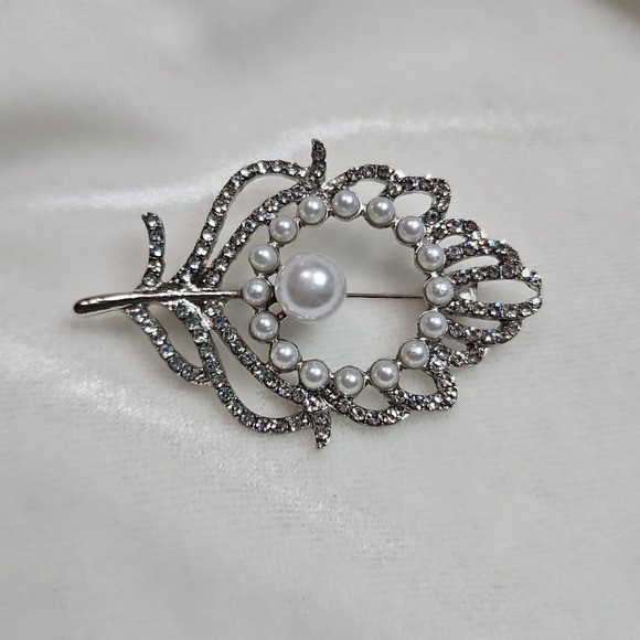 Women’s Silver Rhinestone Pearl Feather Brooch Retro Style Pin Rhinestone NWOT