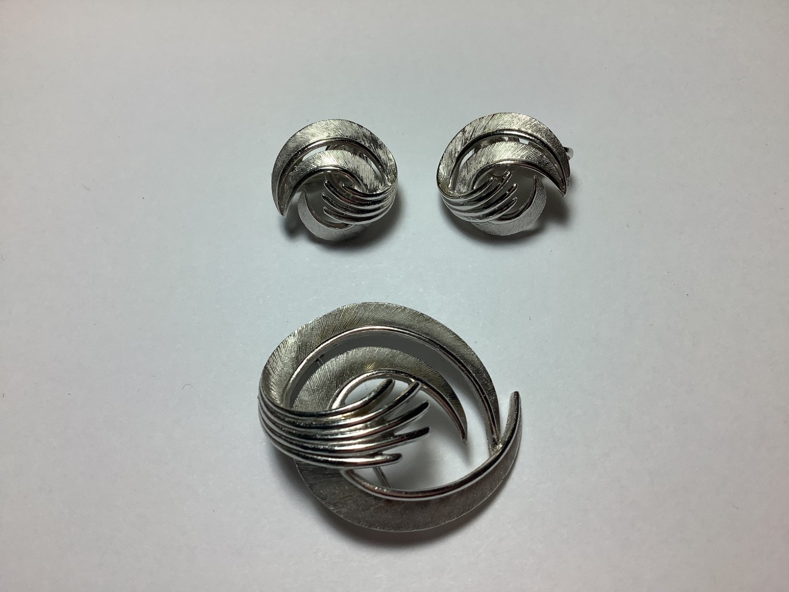 Vtg Crown Trifari Brooch & Clip On Earrings Set Silver Tone Signed Swirl Design