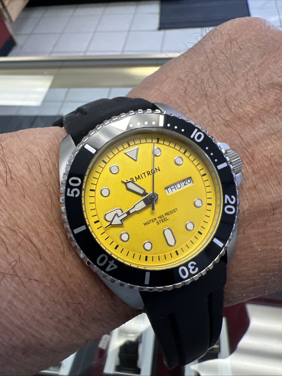 Armitron 20/5582SV Yellow Day Date Watch❤️Diver Style 165ft👍NICE(BNS)🔥