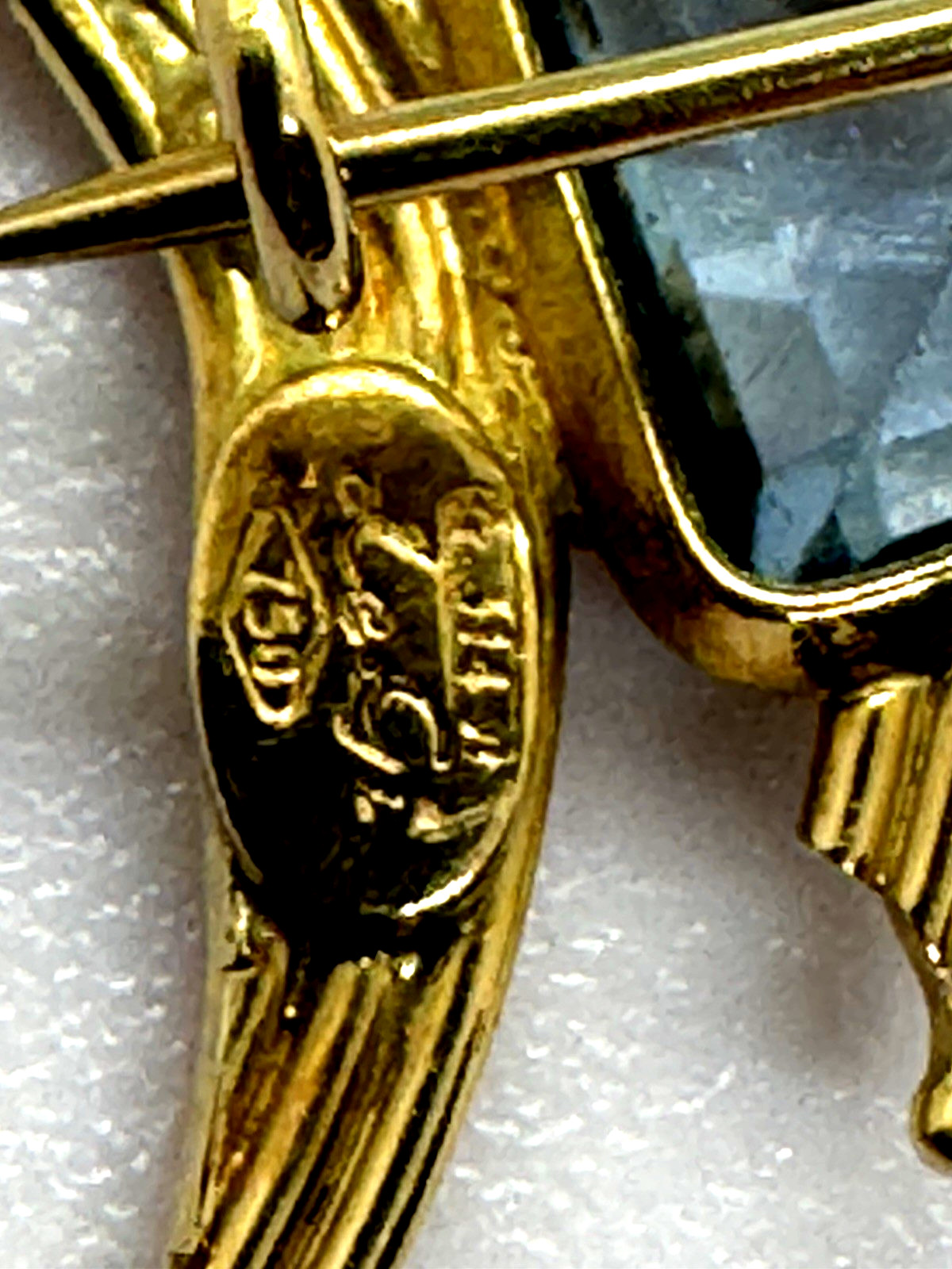 18k Le Gi Blue Topaz Fish Pin C Clasp little brooch with character 2.4 grams