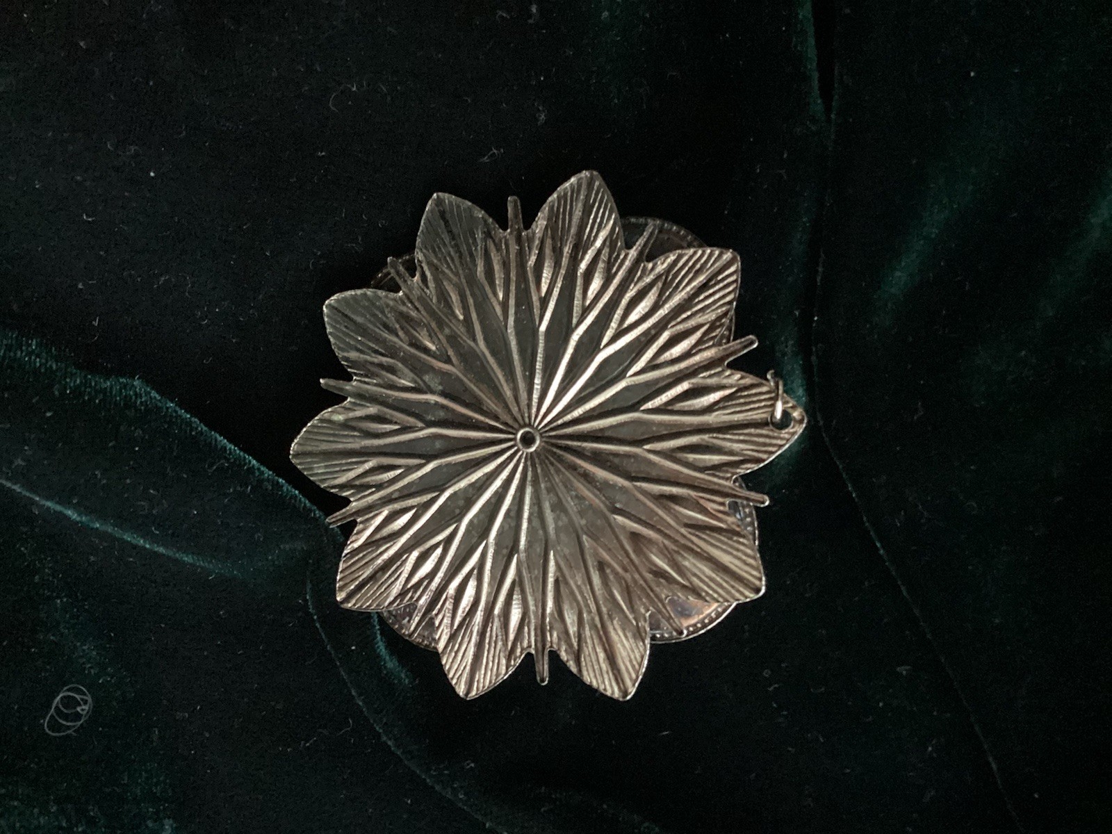 Unusual 1940s Delicate Bold Metal Flower Pendant w/ Agate Sparkles Russet Color