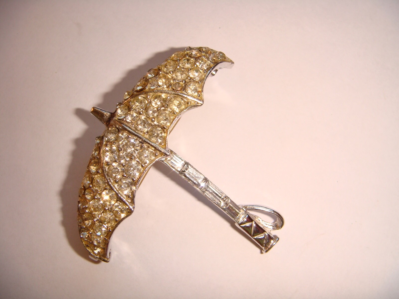 VINTAGE UMBRELLA SHAPE PIN BROOCH PAVE ROUND AND BAGUETTE RHINESTONES ESTATE