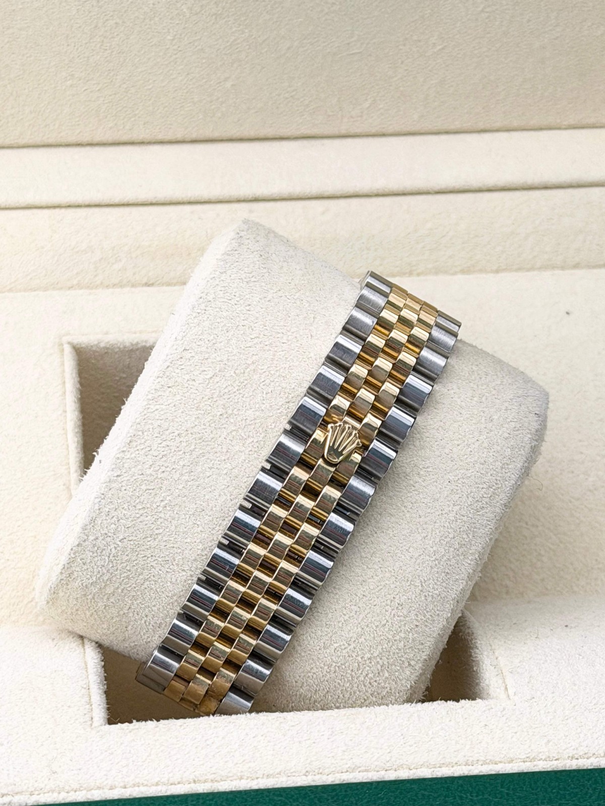 2021 Rolex Date-Just 31 Champagne Diamond Bezel & Diomand Dial 278273 31mm 18K Y