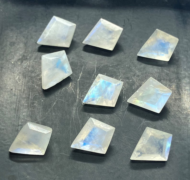 [WHOLESALE] NATURAL RAINBOW MOONSTONE FACETED KITE SHAPE LOOSE GEMSTONE
