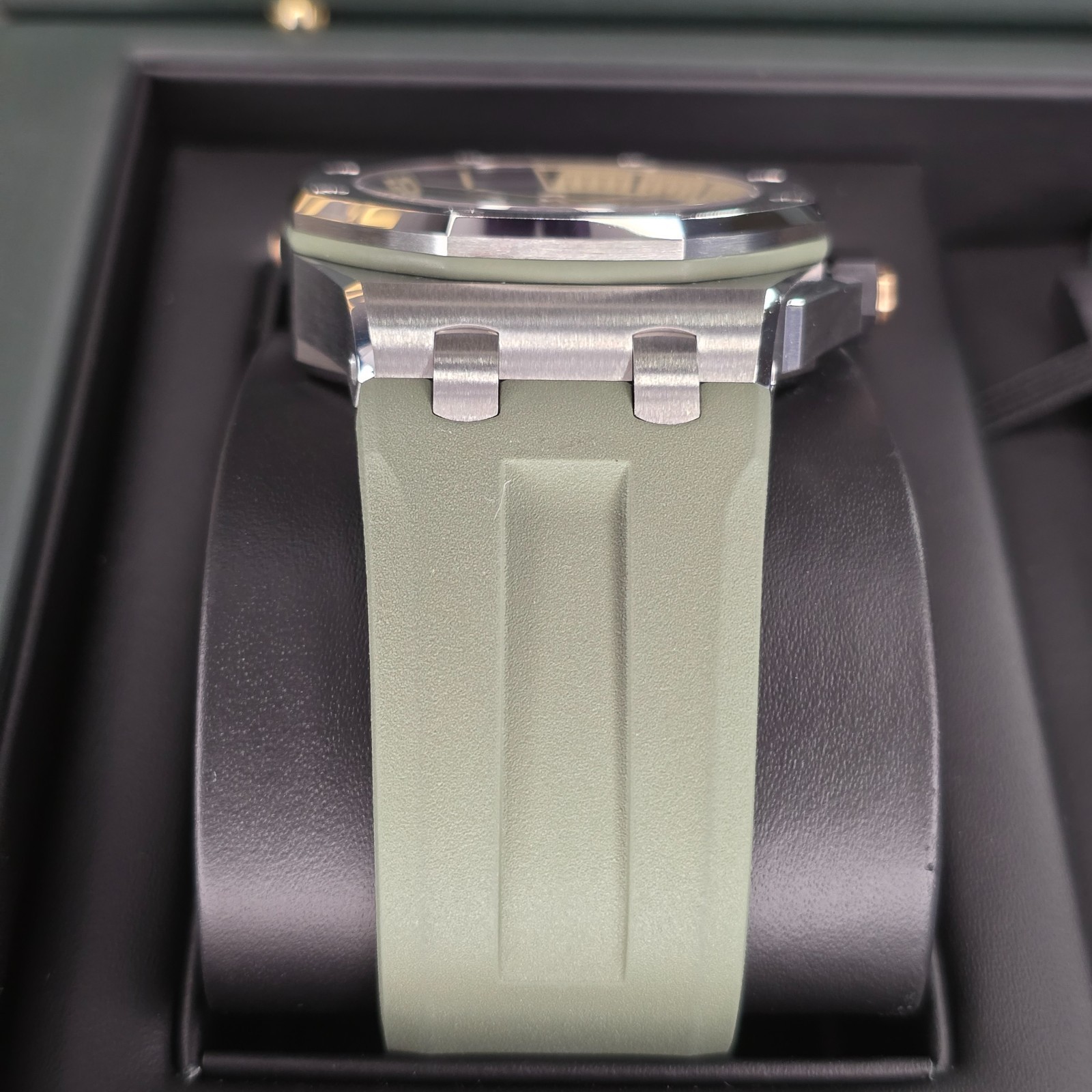 AUDEMARS PIGUET ROYAL OAK OFFSHORE DIVER KHAKI DIVER 15720ST 42MM WARRANTY B&P
