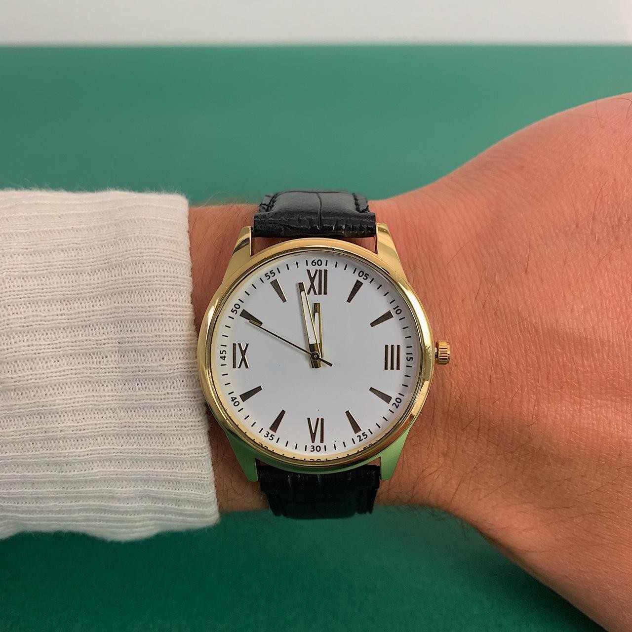 Minimalistic Black essential vintage 90s style gold and leather style band