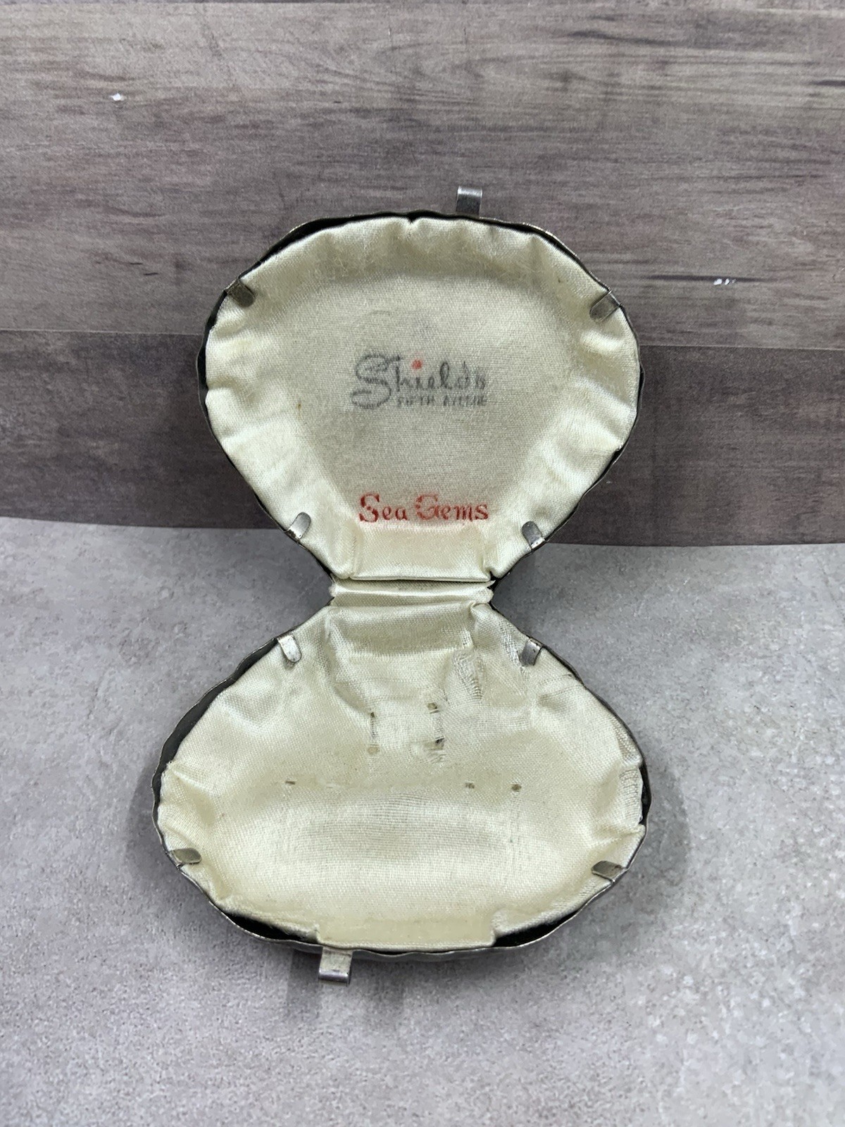 Vint. SHIELDS SEA GEMS 1940’s Clam Shell Peral Presentation Metal Box3.25″x3″x1″