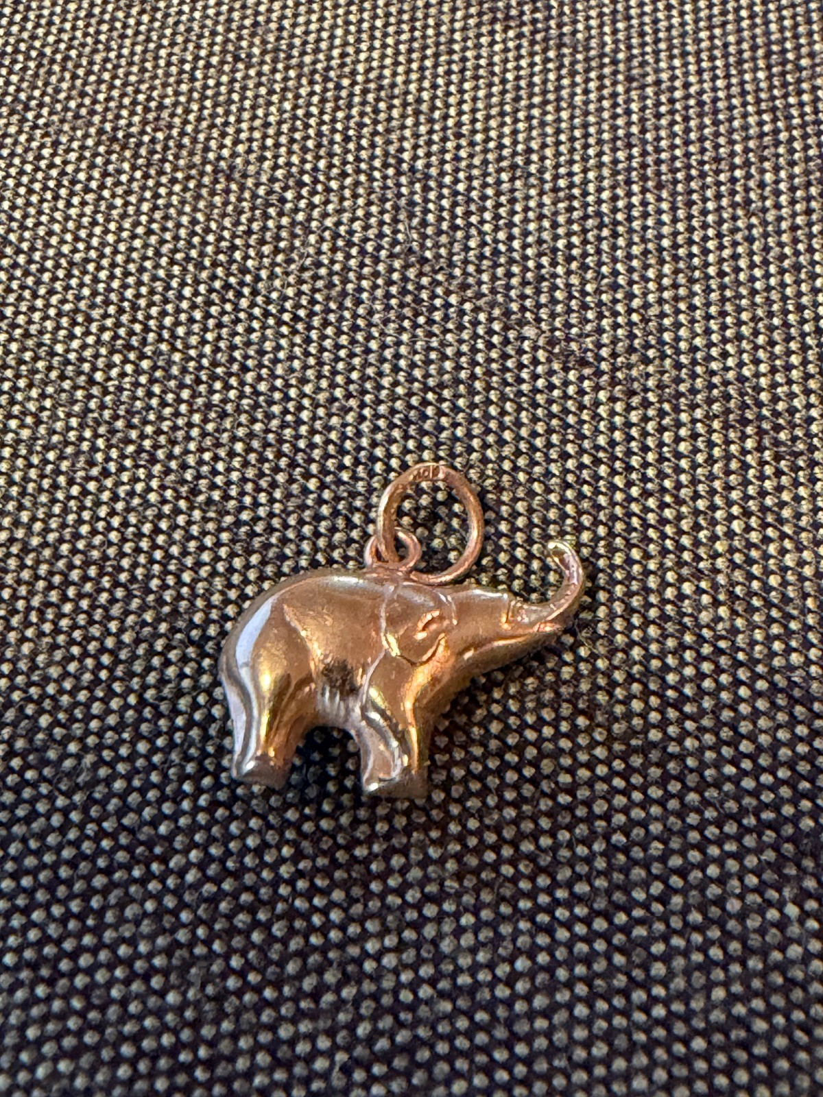 Vintage 3/4″ Solid 10kt Gold Elephant Pendant NOS NOI 0.5g